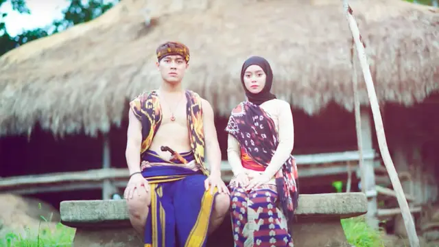 Momen Lesty Kejora dan Rizky Billar jadi Raja dan Permaisuri Sehari di Pulau Sumba. (Sumber: YouTube/Rizky Billar)