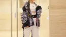 Ayu Ting Ting kembali tampil menawan dengan gaya hip hop Korea. Ia tampak mengenakan busana berwarna putih yang dipadu dengan jaket dan sepatu boots. (Foto: instagram.com/ayutingting92)