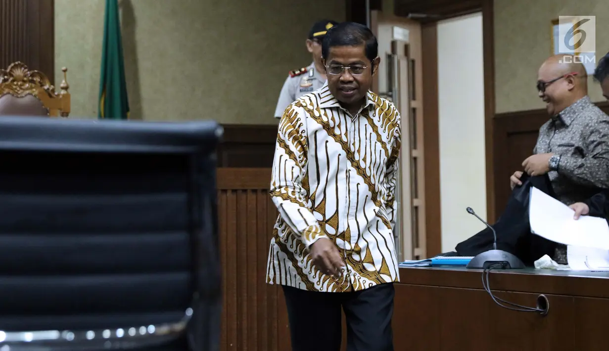 Mantan Sekjen Partai Golkar, Idrus Marham usai menjalani sidang pembacaan dakwaan di Pengadilan Tipikor, Jakarta, Selasa (15/1). Idrus didakwa terkait dugaan suap kerja sama pembangunan PLTU Riau-1. (Liputan6com/Helmi Fithriansyah)