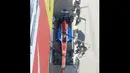Mobil Manor Racing Team ( MRT05 ) milik Rio Haryanto saat berada di pit stop dengan catatan waktu 1m28,266s pada sesi tes pramusim di Sirkuit Catalunya, Barcelona, Spanyol, Kamis (25/2/2016). (Bola.com/Twitter)