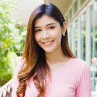 ilustrasi perempuan tersenyum/Tirachard Kumtanom/Shutterstock