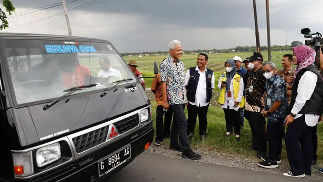 Gubernur Jawa Tengah Ganjar Pranowo, menggelontorkan bantuan untuk perbaikan jalan ruas Pabatan-Rengaspandawa di Desa Glonggong, Kecamatan Wanasari, Kabupaten Brebes.(Istimewa)