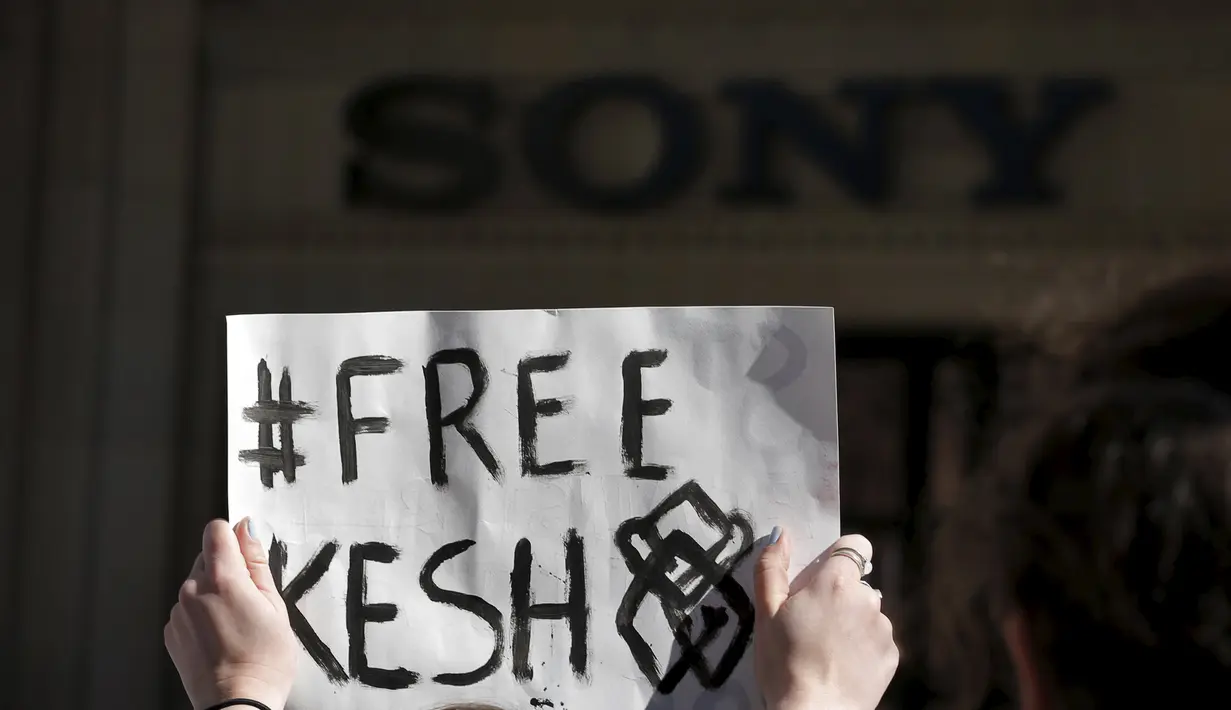 Pengunjuk rasa memegang kertas bertuliskan #freekesha dalam unjuk rasa di luar markas Sony di New York, Jumat (11/3). Mereka menuntut Sony agar membebaskan penyanyi Kesha dari kontraknya dan memecat produser musiknya, Dr Luke. (REUTERS/Lucas Jackson)