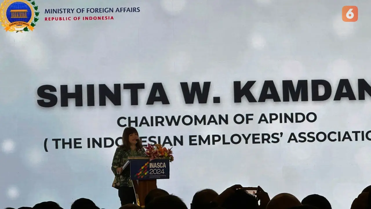 Ketua umum APINDO Shinta Kamdani dalam pembukaan forum bisnis Asia Selatan dan Tengah atau South and Central Asia (INASCA) Business Forum 2024 di Hotel Four Seasons, Jakarta, Senin (7/10/2024). (Liputan6.com/Benedikta Miranti)