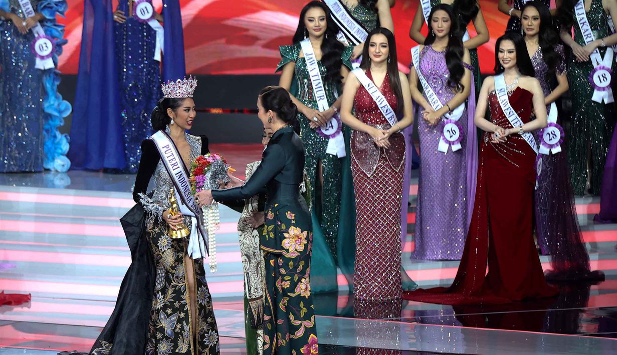 Mahkota tersebut sebelumnya dipegang oleh Firsta Yufi Amarta Putri dari Jawa Timur. Tampak dalam foto, Agnes Aditya Rahajeng (kiri) asal Banten usai menerima mahkota Puteri Indonesia saat Grand Final Pemilihan Puteri Indonesia 2026 di Jakarta Internasional Convention Center, Jakarta, Jumat (24/4/2026). (Kapanlagi.com/Budy Santoso)