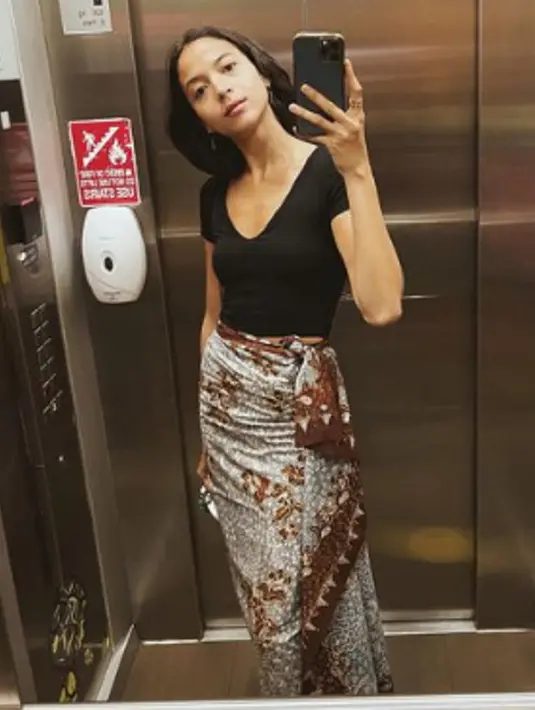Ini adalah beberapa kumpulan potret Putri Marino mirror selfie dengan kain batik sebagai bawahan. Daily outfitnya dipadu dengan kain batik, seperti black t-shirt polos dipadu dengan kain bernuansa cokelat bercorak floral ini. Foto: Instagram.