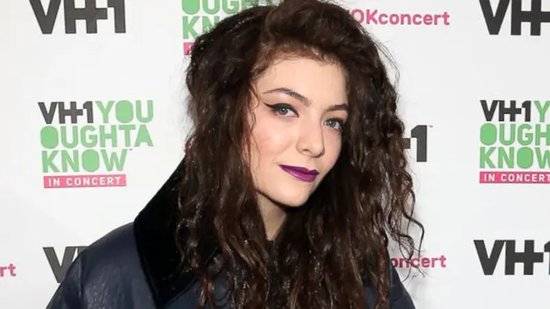 Tips Memoles Lipstik Ungu Ala Lorde