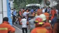 Petugas pemadam mengevakuasi korban selamat ke mobil ambulans di lokasi kebakaran Gedung Kemenhub, Jakarta, Minggu (8/7). Sampai saat ini Sudin Pemadam Kebakaran Jakpus  mencatat ada 20 korban selamat dalam kebakaran. (Merdeka.com/Iqbal S Nugroho)