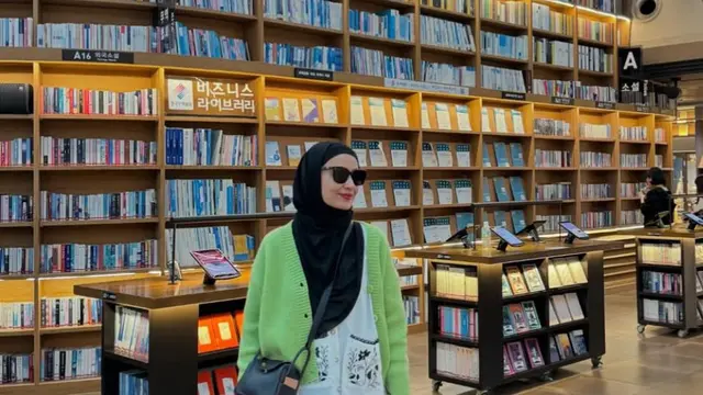 Potret anggun Shireen Sungkar dalam balutan hijab syar'i. (credit:instagram.com/shireensungkar)