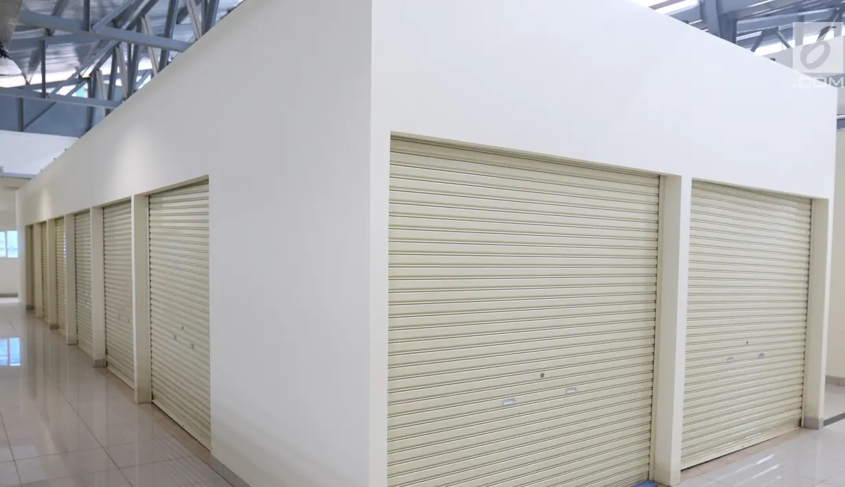 Sejumlah kios di Pasar Ikan Modern (PIM)  Muara Baru, Jakarta, Jumat (1/2). PIM Muara Baru dilengkapi gerai peralatan maritim, ruang pertemuan, area parkir luas, cold storageberkapasitas 50 ton, bongkar muat hingga pengepakan. (Liputan6.com/Angga Yuniar)