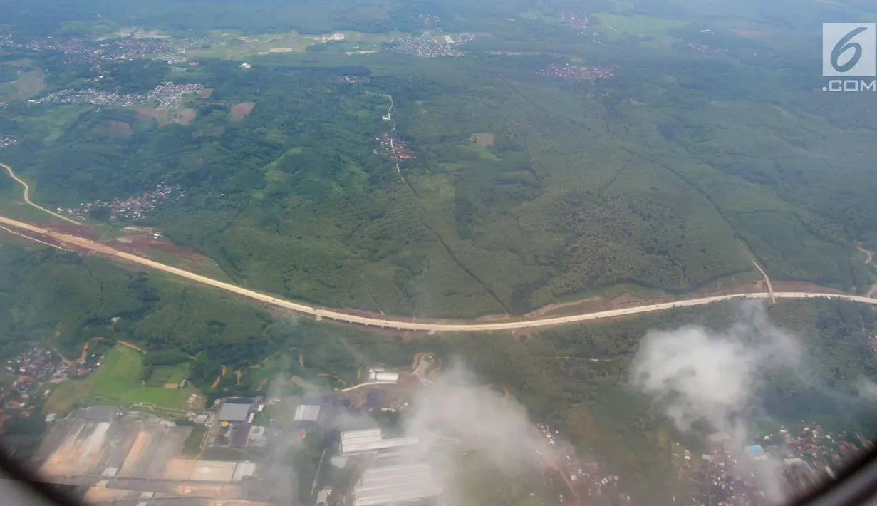 Sejumlah kendaraan saat melewati jalan tol fungsional Batang-Semarang Seksi V Kaliwungu-Krapyak, Jawa Tengah, Senin (11/6). Jalan Tol Batang-Semarang mulai beroperasi secara fungsional  hanya diperuntukkan bagi kendaraan kecil. (Liputan6.com/Gholib)