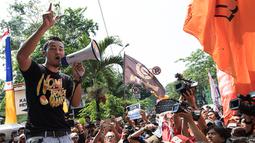 Pemain Persija, Gunawan Dwi Cahyo  berorasi saat unjuk rasa bersama The Jakmania di Kantor Kemenpora, Jakarta, Selasa (11/8/2015). (Bola.com/Vitalis Yogi Trisna)