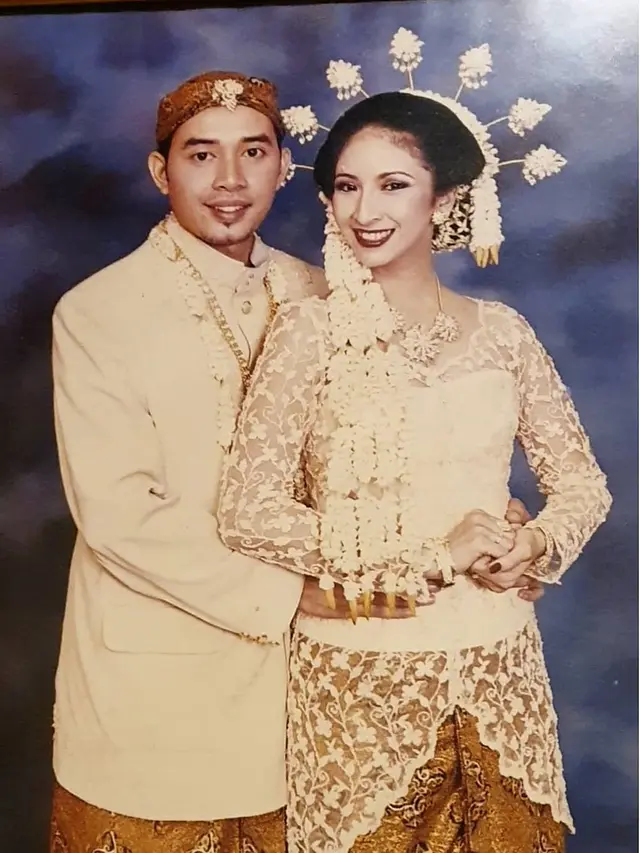 20 Tahun Berumah Tangga, Ini 6 Potret Lawas Novita Angie Bersama Suami