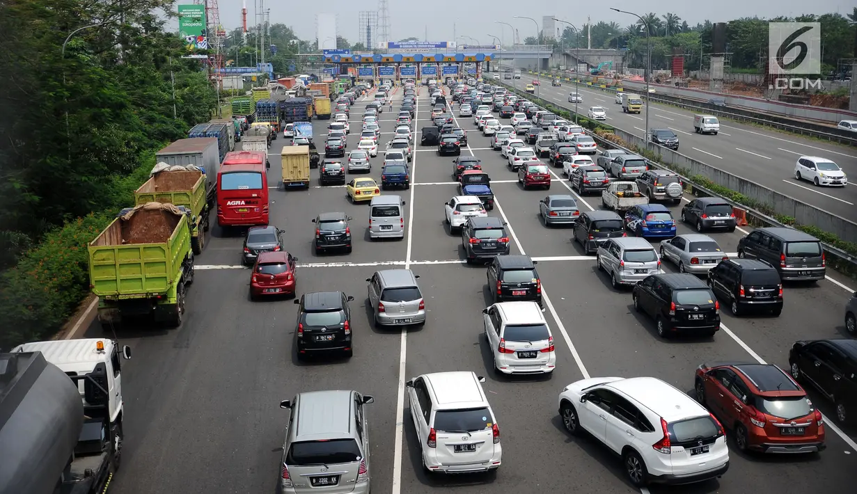 Arus kendaraan di pintu tol Cibubur Utama, Jakarta, Rabu (6/9). PT Jasa Marga akan melakukan perubahan sistem transaksi jalan tol Jagorawi dan meniadakan transaksi di Cibubur Utama dan Cimanggis Utama. (Liputan6.com/Helmi Fithriansyah)