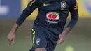 Striker Brasil, Neymar, menggiring bola saat latihan di Granja Comary, Rio de Janeiro, Selasa (22/5/2018). Latihan ini merupakan persiapan jelang Piala Dunia 2018. (AFP/Mauro Pimentel)