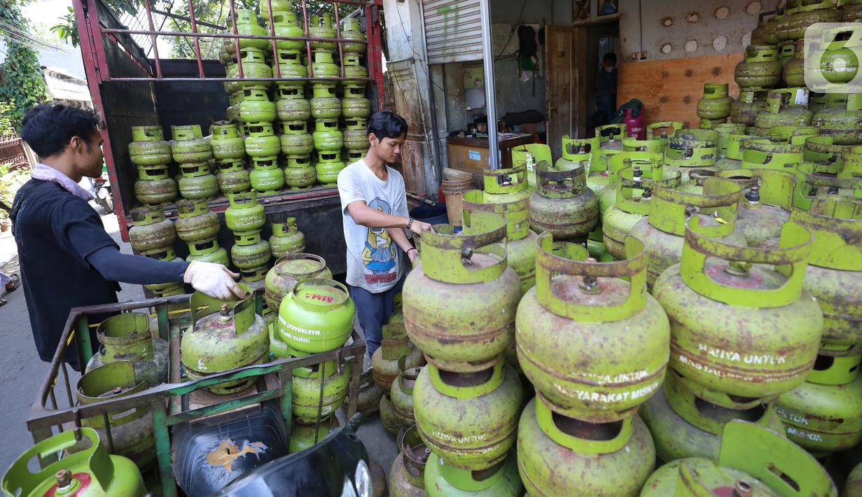 Pekerja menata tabung gas elpiji 3Kg di salah satu agen di kawasan Jakarta, Senin (13/6/2022). PT Pertamina (Persero) menerima tambahan belanja BBM dan LPG sebesar Rp235 miliar. Dengan tambahan alokasi subsidi tersebut, Pemerintah bersama Pertamina memastikan sampai hari ini harga Pertalite, Solar Bersubsidi dan LPG 3 Kg tidak naik. (Liputan6.com/Angga Yuniar)