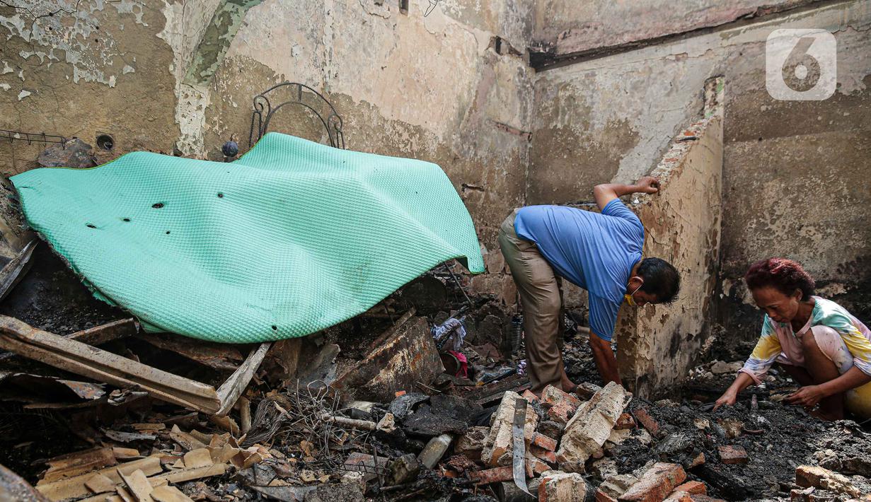 <p>Sejumlah warga membersihkan puing sisa kebakaran yang melanda kawasan Pasar Gembrong, Jakarta, Senin (25/4/2022). Sebanyak 400 Rumah dan Bangunan hangus terbakar dan total kerugian akibat insiden kebakaran tersebut Ditaksir senilai Rp1,5 Miliar. (Liputan6.com/Faizal Fanani)</p>