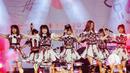 Vokal Grup asal Jepang AKB48 tampil pada acara Peringatan 60 Tahun Hubungan Diplomatik Indonesia-Jepang di kawasan Gelora Bung Karno, Jakarta, Sabtu (8/9). Dalam musik festival itu AKB48 menyanyikan sepuluh lagu. (Liputan6.com/Faizal Fanani)