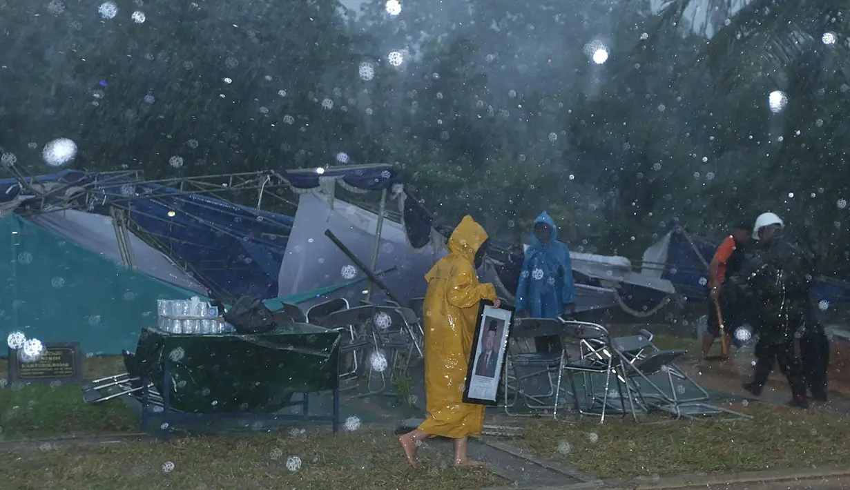 Prosesi pemakaman politisi dari Partai Demokrat, Sutan Bhatoegana diwarnai hujan deras, angin kencang dan petir. Almarhum dimakamkan di TPU Giri Tama, Parung, Kabupaten Bogor pada Sabtu (19/11) sore. (Bambang E. Ros/Bintang.com)