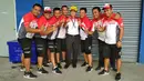 Tim Astra Honda Racing Team merayakan keberhasilan Gerry Salim di ARRC 2017 di Sirkuit Buriram, Thailand, Sabtu (2/12/2017). Gerry Salim menjadi rider Indonesia pertama yang menjuarai ARRC kelas Asia Production 250. (Bola.com/Muhammad Wirawan)