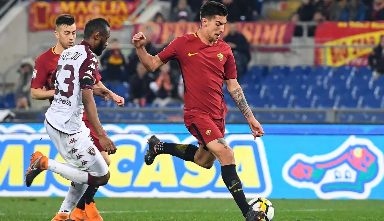 Pemain AS Roma, Lorenzo Pellegrini (kanan) melewati adangan pemain Torino pada laga Serie A antara Roma vs Torino di Olympic Stadium, Roma, (9/3/2018). Roma menang 3-0. (Alessandro Di Meo/ANSA via AP