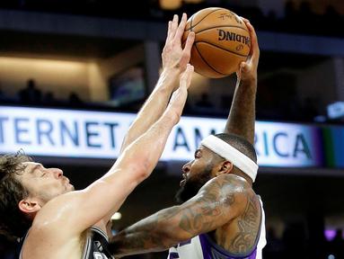 Penampilan cemerlang Pau Gasol antar San Antonio Spurs hempaskan tuan rumah Sacramento Kings 110-105 dalam laga reguler NBA 2016-2017 di Golden 1 Center, Sacramento, Kamis (17/11/2016) WIB. (AP Photo/Rich Pedroncelli)