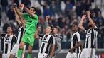 Para pemain Juventus merayakan kemenangan usai menumbangkan Udinese 2-1 pada lanjutan Serie A Italia di Stadion Juventus, Turin, Minggu (16/10/2016) dini hari WIB. (REUTERS/Giorgio Perottino)
