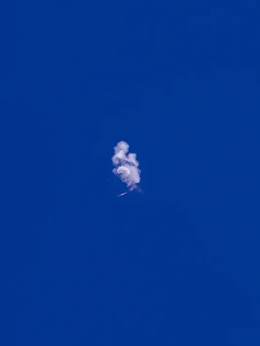 <p>Sisa balon mata-mata China terjatuh di atas Samudra Atlantik, South Carolina, Amerika Serikat, 4 Februari 2023. Balon mata-mata tersebut jatuh ke laut setelah ledakan kecil. (Chad Fish via AP)</p>