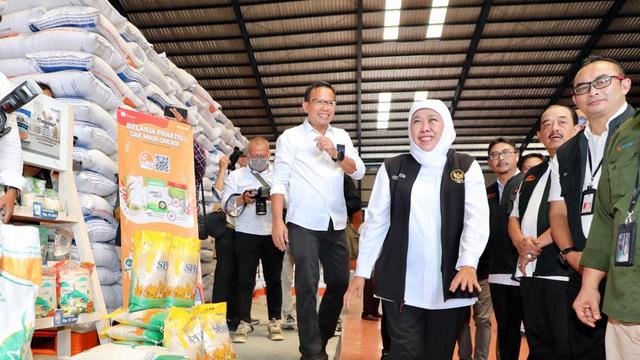 Khofifah saat meninjau stok beras di gudang Bulog Sidoarjo. (Dian Kurniawan/Liputan6.com)