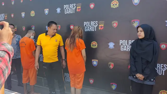 HAP (18) dan AS (25), kedua tersangka kasus dugaan tindak pidana pornografi dihadirkan ralam rilis kasus di Mapolres Garut, atas aksinya melakukan adegan live mesum beberapa waktu lalu. (Liputan6.com/Jayadi Supriadin)