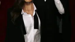 Patung lilin yang  menyerupai Angelina Jolie dan Brad Pitt akan ditampilkan di museum lilin Grevin selama presentasi pers di Paris, Kamis, ( 3/7/14) (REUTERS / Gonzalo Fuentes).