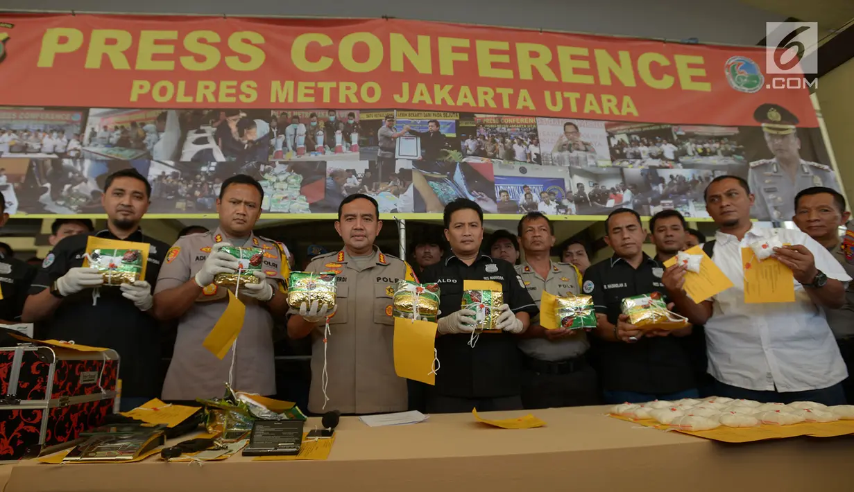 Kapolres Metro Jakarta Utara, Kombes Budhi Herdi Susanto (keempat kiri) memperlihatkan barang bukti dalam rilis kasus narkotika jenis sabu di Jakarta, Selasa (6/8/2019). Polisi mengamankan tersangka berinisial DA dengan total barang bukti 10 kg sabu dan sebuah mobil. (merdeka.com/Imam Buhori)