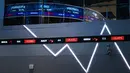 Adapun total volume saham yang telah diperdagangkan adalah 98,791 miliar senilai Rp67,823 triliun. Tampak dalam foto, papan elektronik menampilkan pergerakan Indeks Harga Saham Gabungan (IHSG) di Bursa Efek Indonesia, Jakarta, Kamis (29/1/2026). (YASUYOSHI CHIBA/AFP)