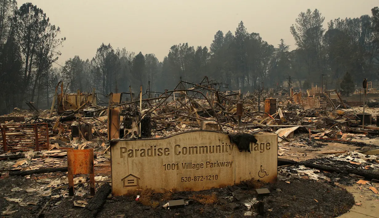Kebakaran menghanguskan Kota Paradise, California, AS, Selasa (13/11). Presiden AS Donald Trump menawarkan dukungannya kepada Gubernur California Jerry Brown terkait kebakaran California. (AP Photo/John Locher, File)