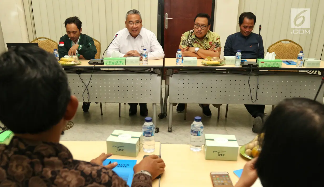 Bendahara umum PKB, Eko Putro Sanjoyo saat menemui Tim Satgas Politik KPK yang berkunjung ke DPP PKB, Jakarta, Selasa (12/3). Dalam kunjungannya Satgas KPK berdiskusi soal perbaikan pendanaan partai politik. (Liputan6.com/Johan Tallo)