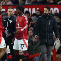 Pelatih Manchester United asal Portugal, Ruben Amorim (kanan), menyaksikan penyerang Manchester United asal Belanda #11, Joshua Zirkzee (kiri), meninggalkan lapangan setelah digantikan oleh gelandang Manchester United asal Inggris #37, Kobbie Mainoo, selama pertandingan Liga Primer Inggris antara Manchester United dan Newcastle United di Old Trafford di Manchester, Inggris barat laut, Selasa dini hari WIB (31-12-2024). (Darren Staples/AFP)