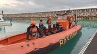 Seorang Pria Hilang Tersapu Ombak Saat Mancing di Tebing Pantai Kelingking Bali