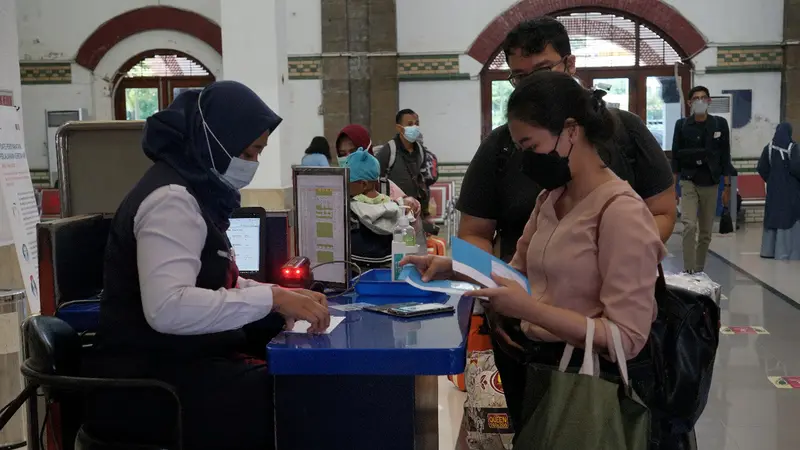 Petugas PT KAI melakukan pengecekan tiket calon penumpang yang hendak melakukan perjalanan jarak jauh. (Foto: Liputan6.com/Felek Wahyu)