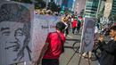 Masyarakat menandatangani dilukisan capres 01 dan 02  yang bertema ‘ Pemilu Penuh Cinta’  saat Car Free day di kawasan Bundaran HI, Jakarta, MInggu (14/4). Kampanye tersebut untuk mengajak masyarakat untuk berpartisipasi dalam Pemilu secara Damai. (Liputan6.com/Faizal Fanani)