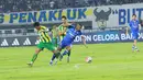 Pemain Persib Bandung, Uilliam Barros Pereira berusaha melewati penjagaan pemain PSBS Biak pada laga pekan ke-18 BRI Super League 2025/2026 di Stadion GBLA, Kota Bandung, Minggu (25/1/2026) malam. (Bola.com/Erwin Snaz)