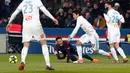 Neymar terlihat kesakitan setelah mendarat dengan tidak pas saat bertanding melawan Marseille di Liga Prancis di Stadion Parc des Princes, (25/2). (AP Photo/Thibault Camus)