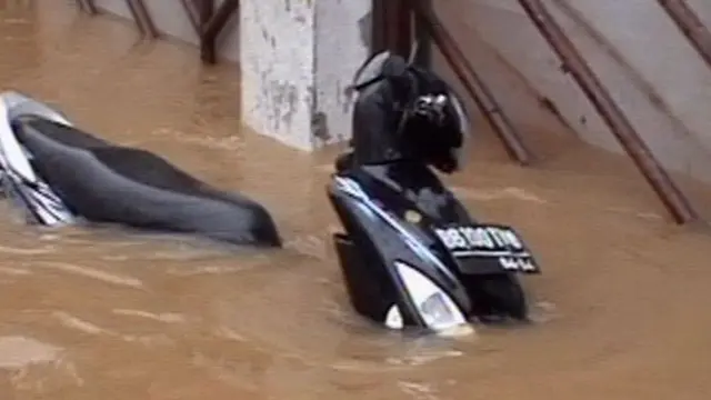 [VIDEO] Puluhan `Bebek` Terendam Banjir di Bukit Duri