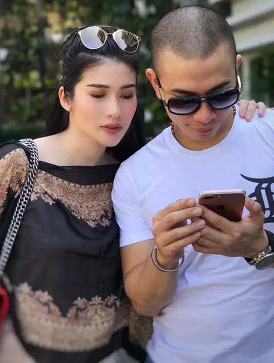 Beberapa waktu lalu, tepatnya Senin (13/2/2017) malam Stevie telah dilamar kekasihnya yang berprofesi sebagai pilot. Meski telah memiliki seorang anak, Stevie masih terlihat cantik dan seksi. Hal itu terlihat dari media sosialnya. (Instagram/steviagnecya)