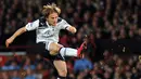 7. Luka Modric (Tottenham Hotspur) - Playmaker asal Kroasia ini menolak untuk ikut tur pramusim ke Amerika Serikat karena ingin segera bergabung dengan Real Madrid. (Photo by ADRIAN DENNIS / AFP)