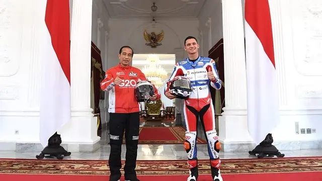 Jelang MotoGP Mandalika, Jokowi Pamer Motor Klasik dan Helm Lokal di Depan Marc Marquez