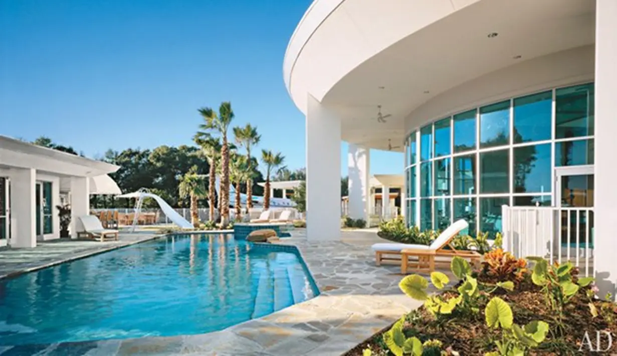 Kolam renang dengan nuansa tropis, sesuai dengan lokasinya di Florida.(architecturendesign.net)