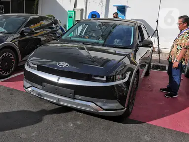 Pegawai melakukan pengecekan mobil listrik merek 'Hyundai Ioniq 5' di halaman Kompleks DPR RI, Jakarta, Jumat (30/9/2022). Sebanyak 55 unit mobil tersebut akan digunakan para delegasi kegiatan 8th G20 Parliamentary Speakers’ Summit (Parliamentary20/ P20) pada 5-7 Oktober 2022 mendatang. (Liputan6.com/Angga Yuniar)