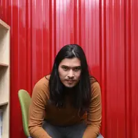Sebuah rasa yang tak bisa diungkapkan dengan kata-kata untuk orangtuanya. Proses penggarapan lagu tersebut dibantu Ade Alfian dan Rizky. Dengan waktu cukup panjang hingga akhirnya resmi dirilis. (Nurwahyunan/Bintang.com)