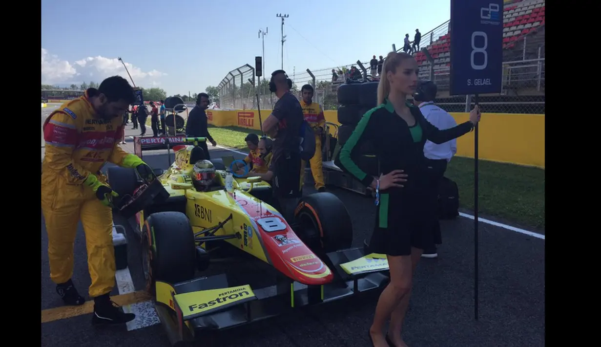 Pebalap Pertamina Campos Racing, Sean Gelael, bersiap di garis start Sprint Race GP2 Spanyol di Sirkuit Catalunya, Spanyol, Minggu (15/5/2016). (Bola.com/Twitter/Camposracing)