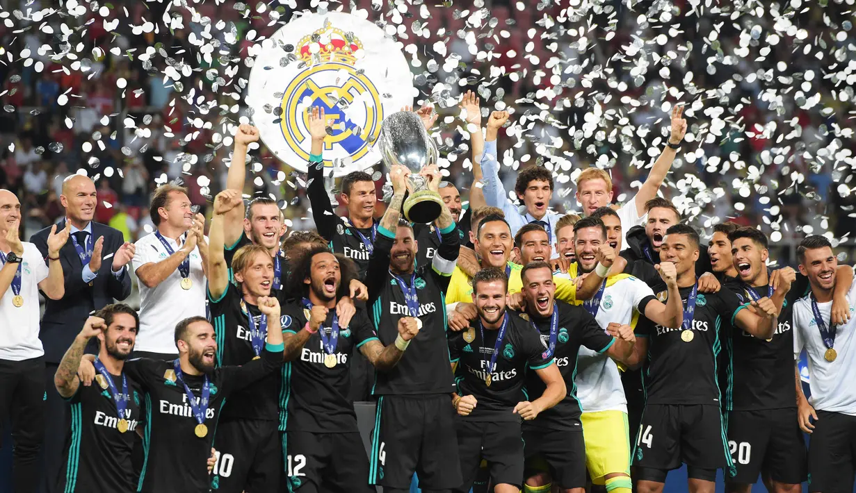 Para pemain Real Madrid merayakan gelar Piala Super Eropa usai mengalahkan Manchester United di Stadion Philip II, Skopje, Selasa (8/8/2017). Ini merupakan gelar Piala Super Eropa keempat bagi Real Madrid. (AFP/Armend Nimani)